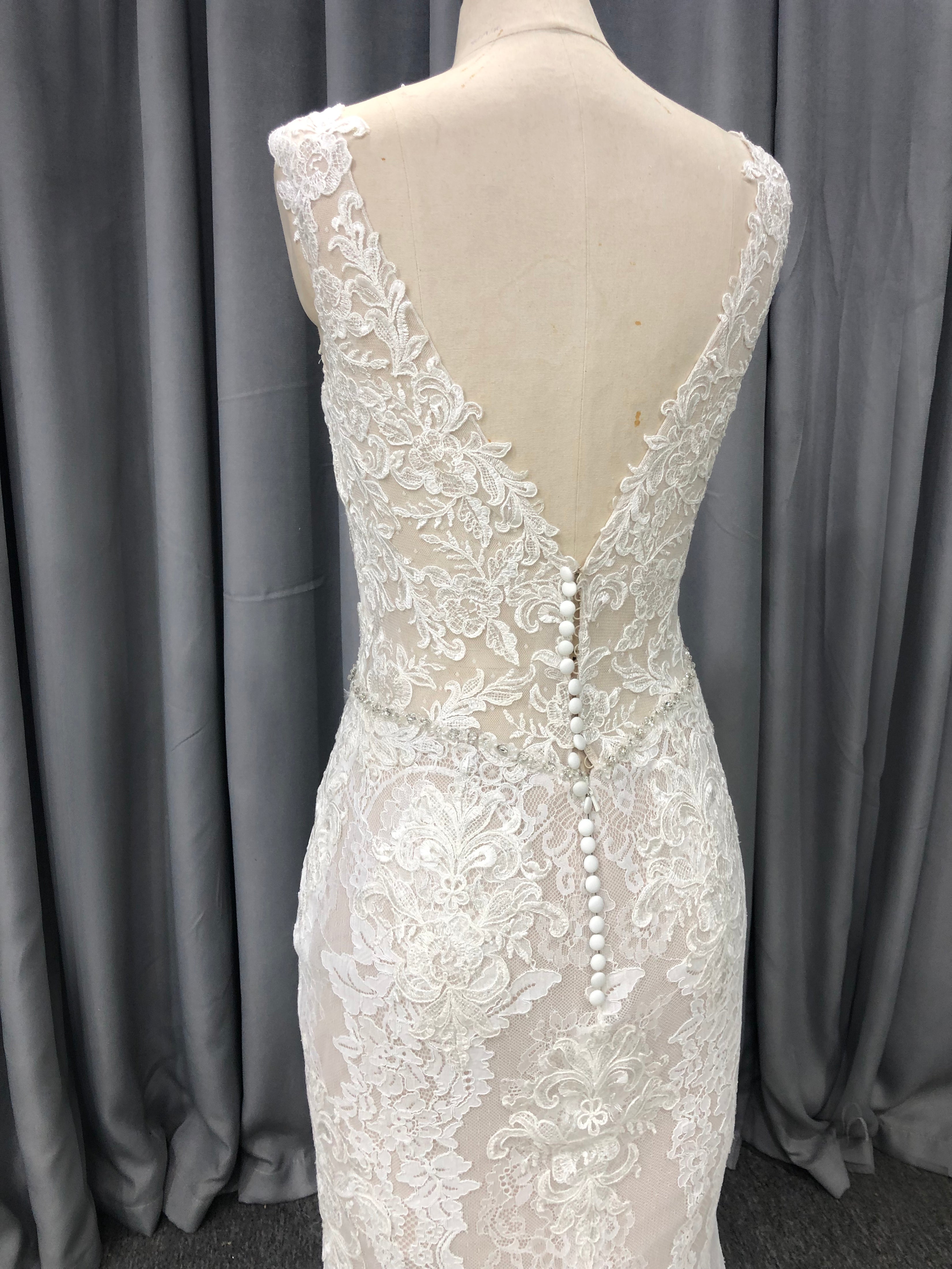 Mermaid V-neck Sweep Train Wedding Dresses With Lace