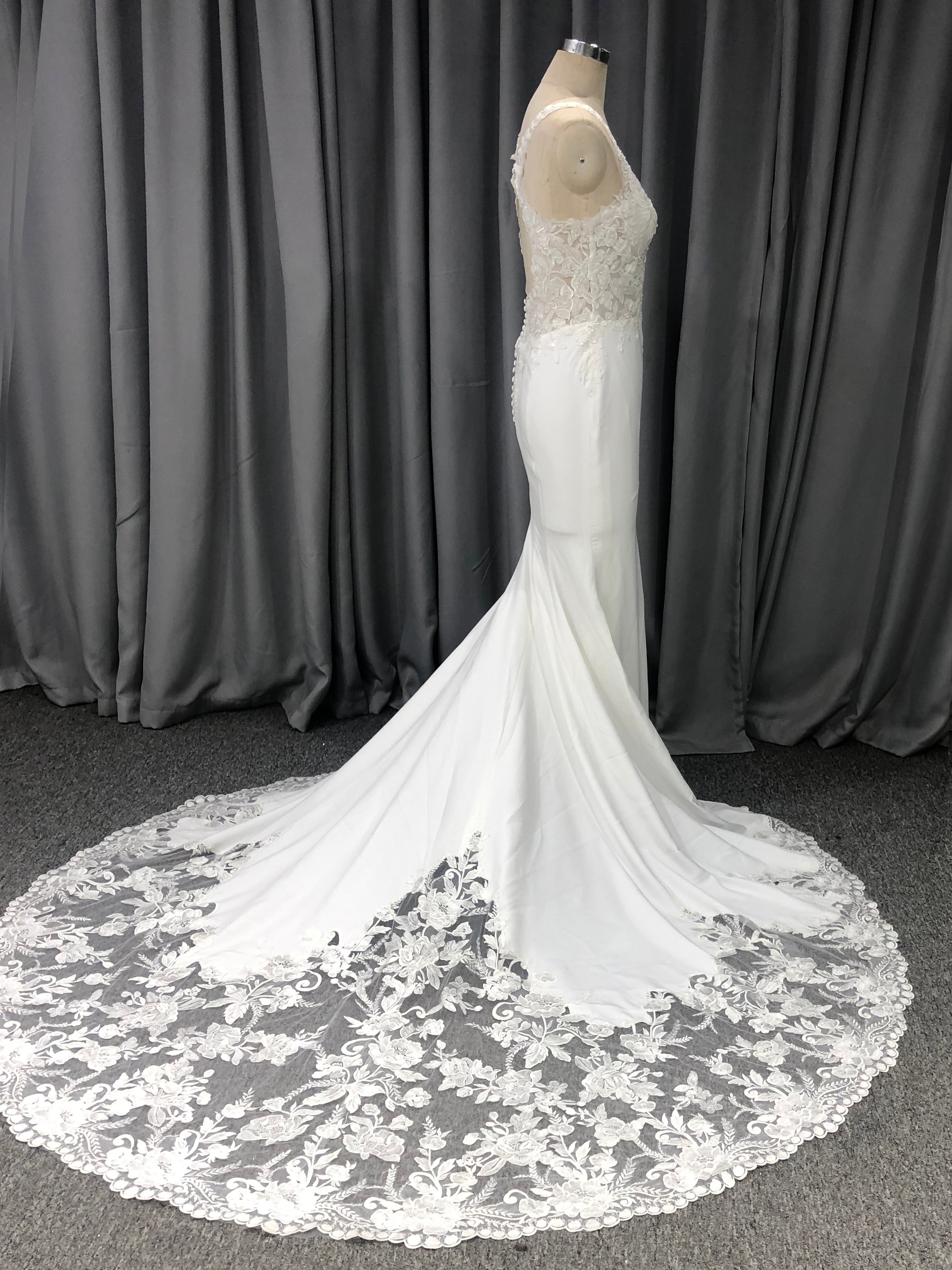 Mermaid V-neck Court Train Sleeveless Wedding Dresses With Lace