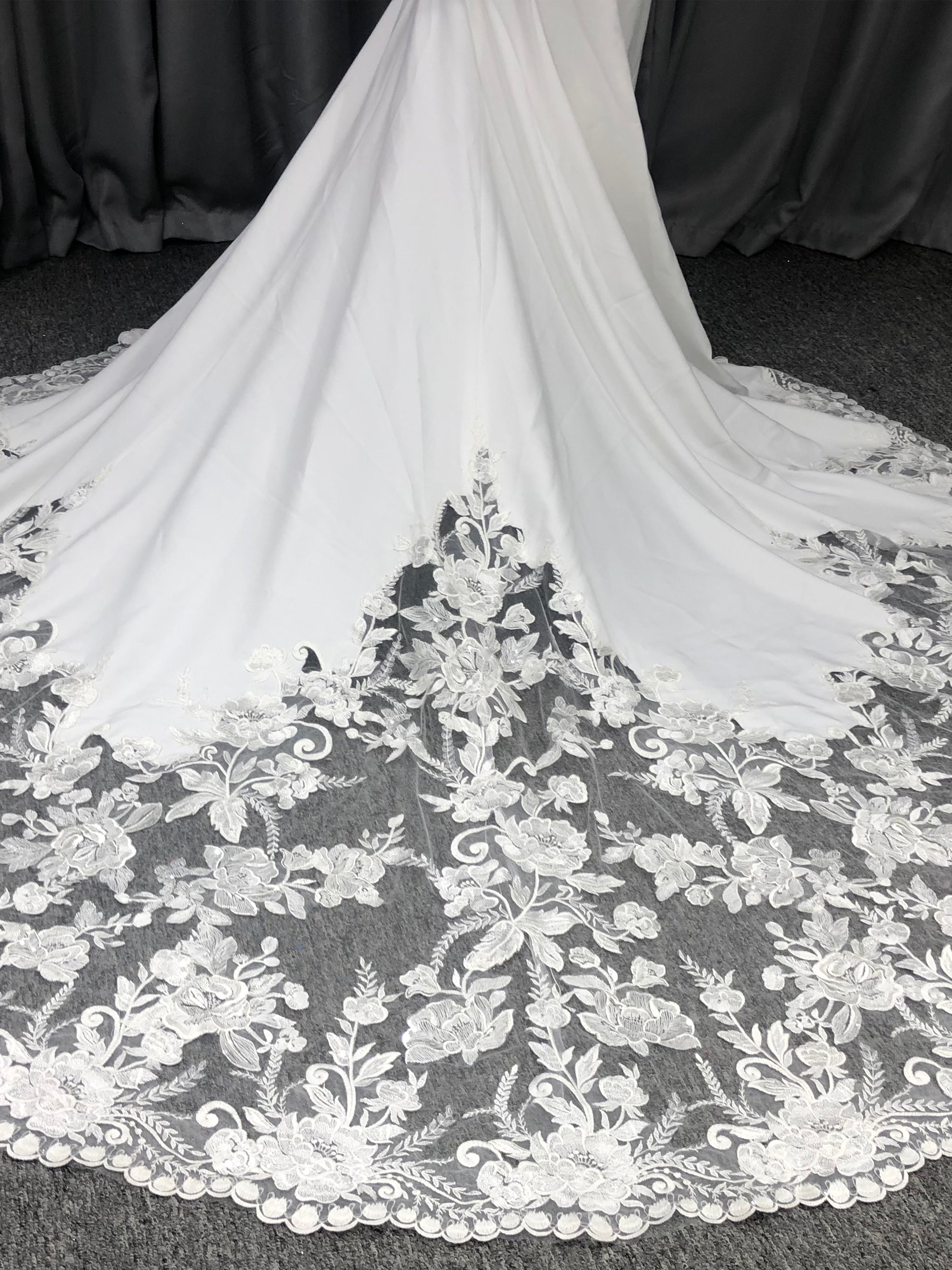Mermaid V-neck Court Train Sleeveless Wedding Dresses With Lace