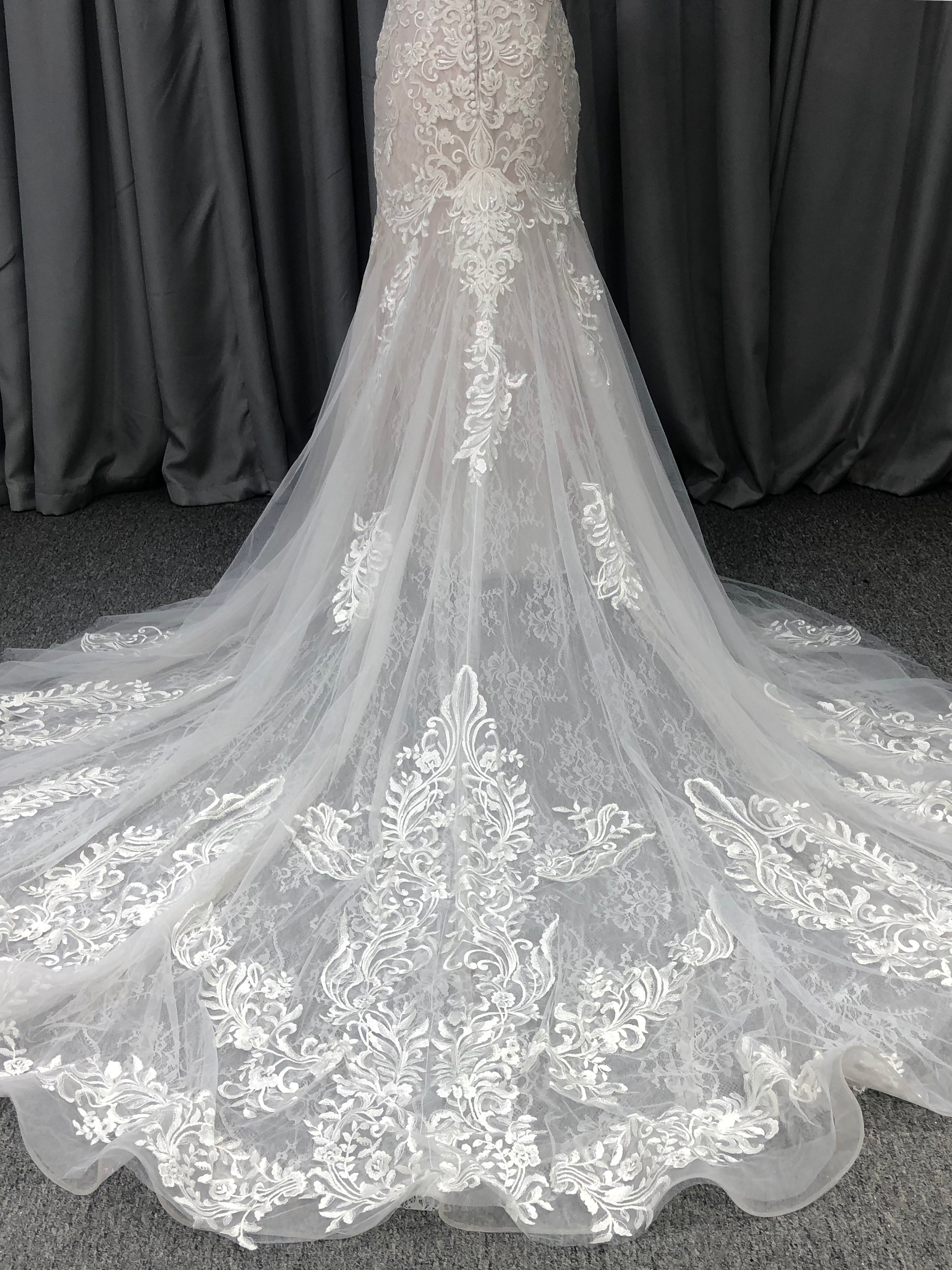 Mermaid V-neck Court Train Sleeveless Lace Wedding Dresses