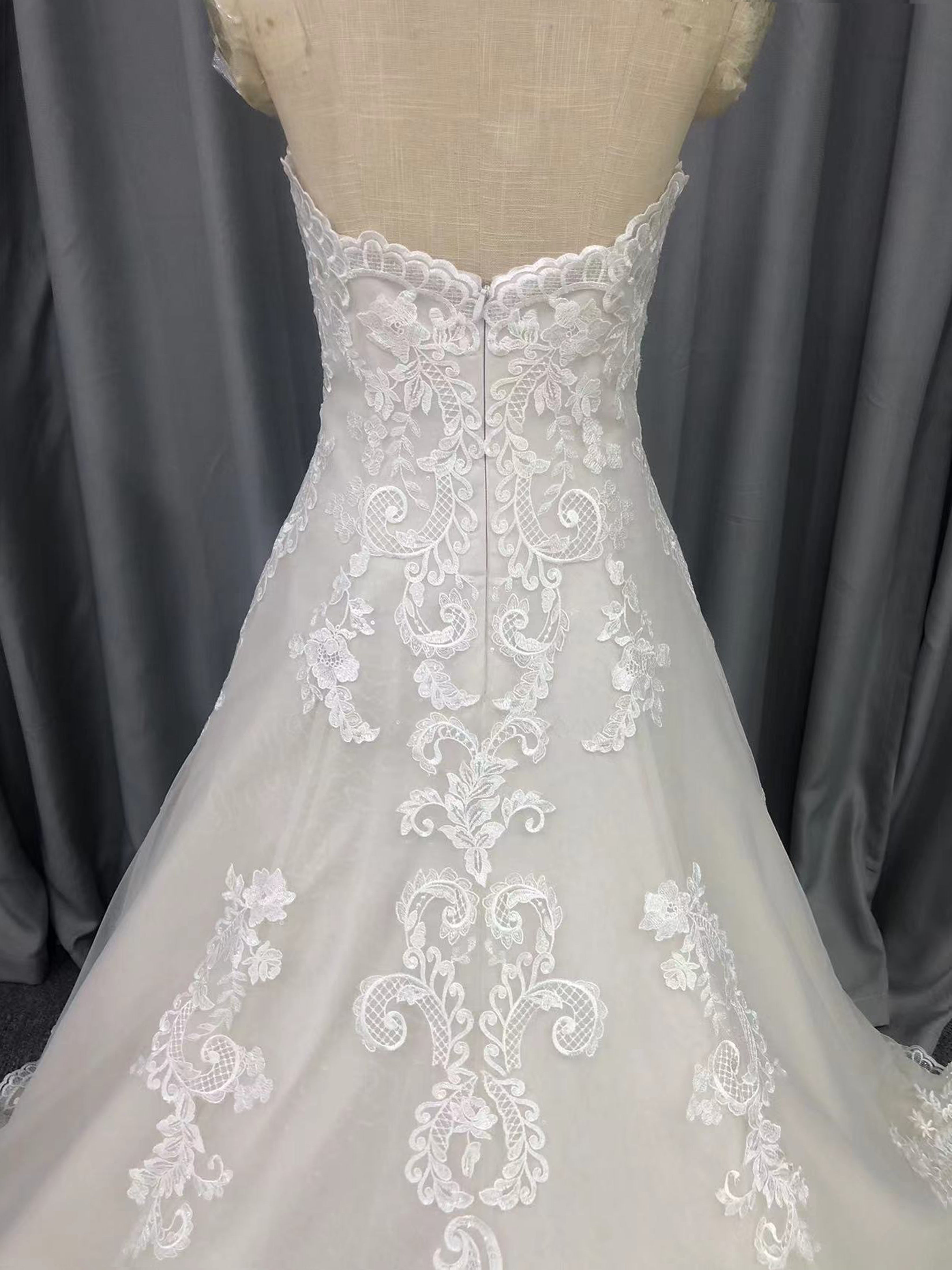 Illusion Sweetheart Sweep Train Tulle Wedding Dresses With Lace