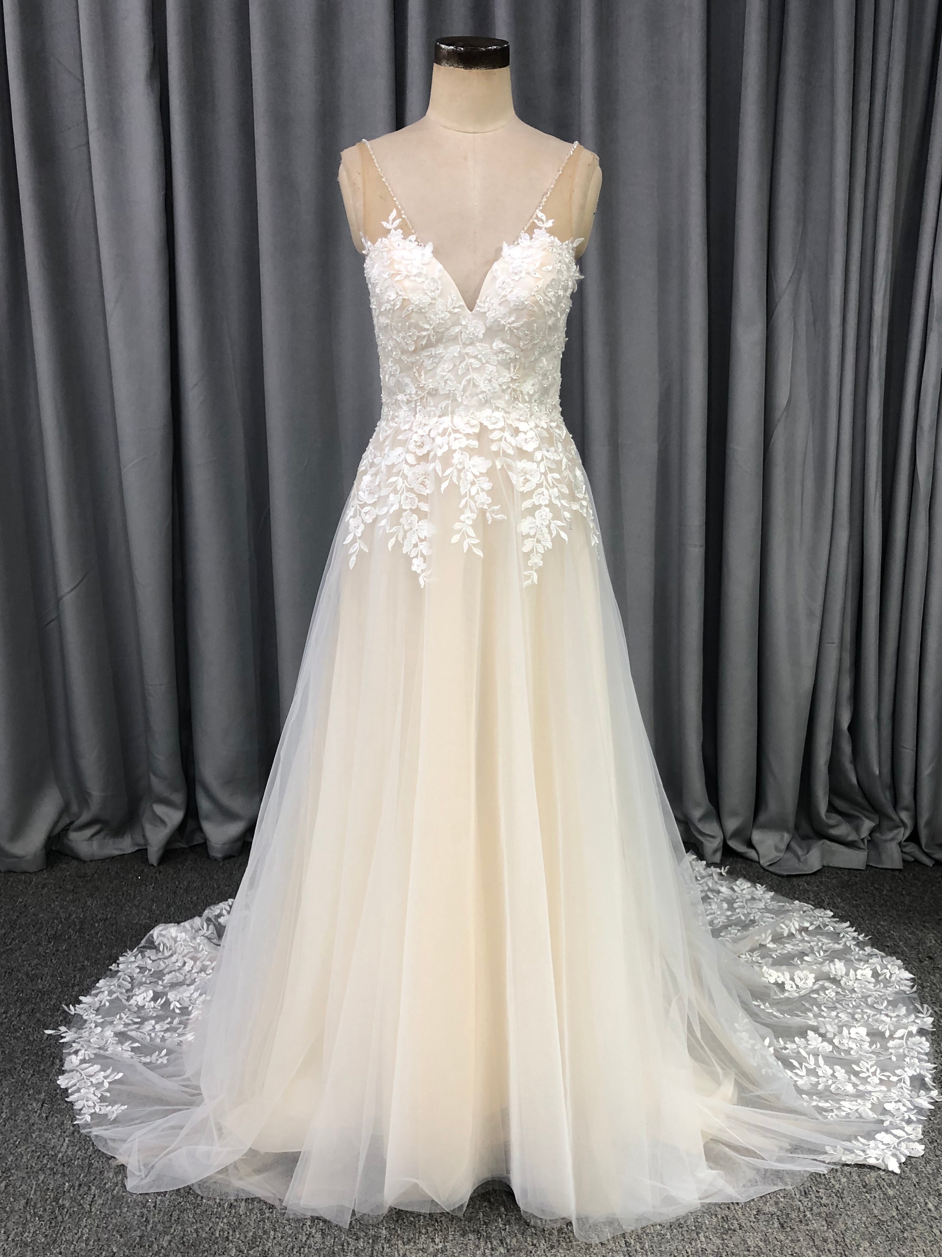 Charming V-neck Court Train Tulle Wedding Dresses With Lace