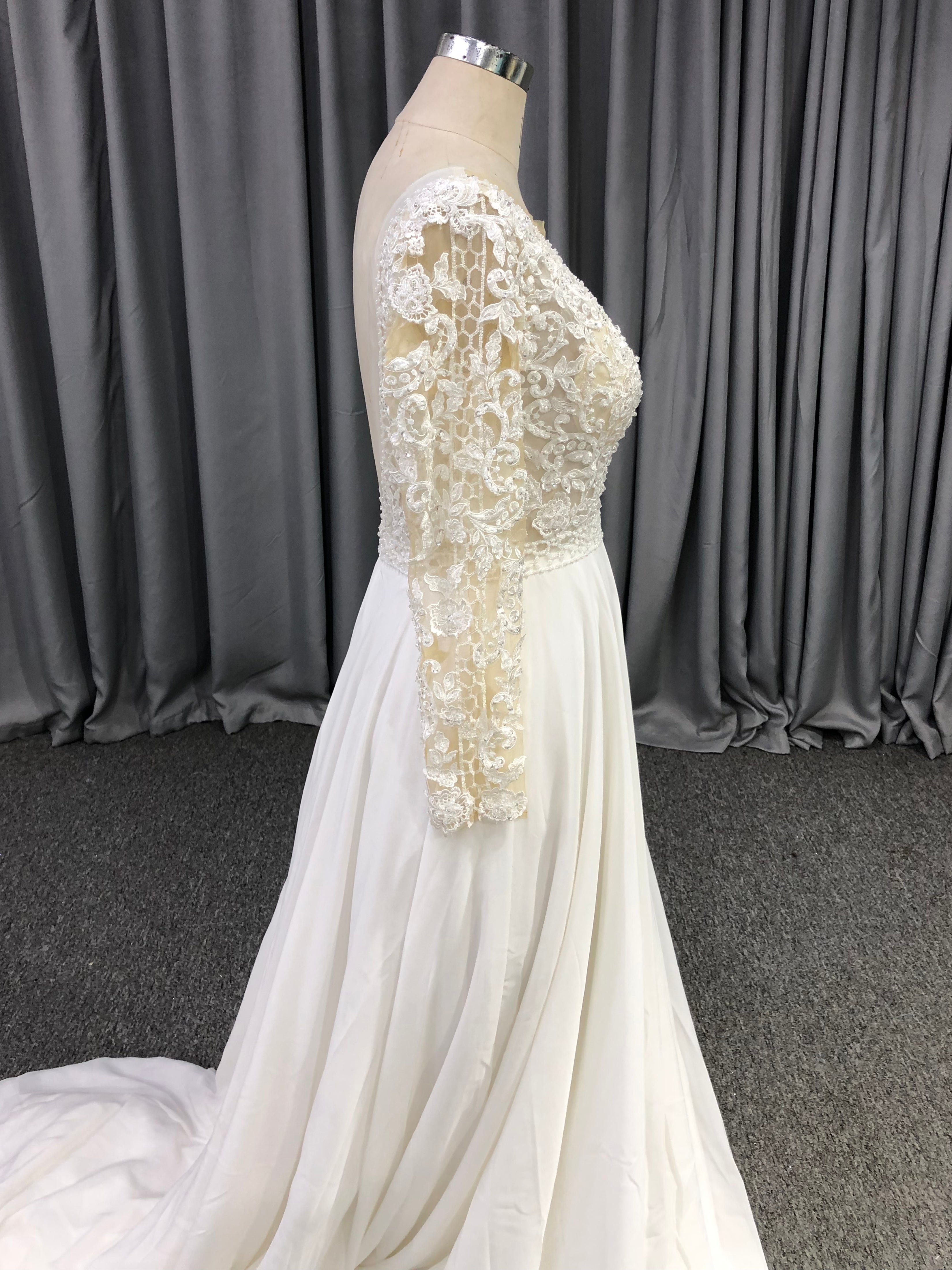 Charming V-neck Court Train Long Sleeves Tulle Wedding Dresses With Lace