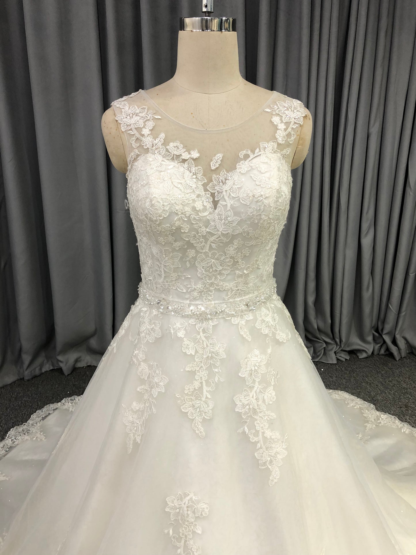 Elegant Bateau Sweep Train Tulle Lace Wedding Dresses With Sequins