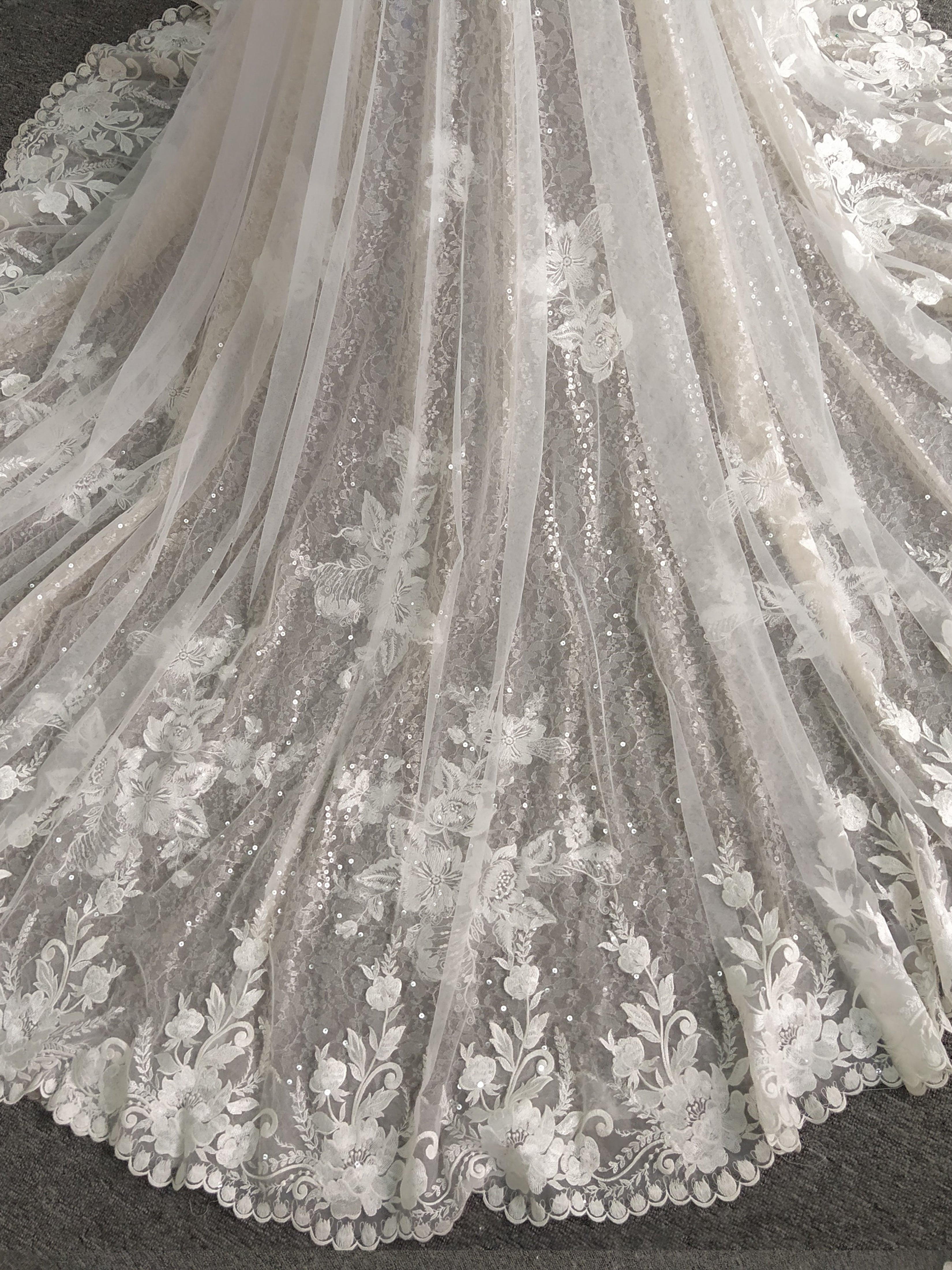Trumpet/Mermaid V-neck Sweep Train Lace Wedding Dresses With Sequin