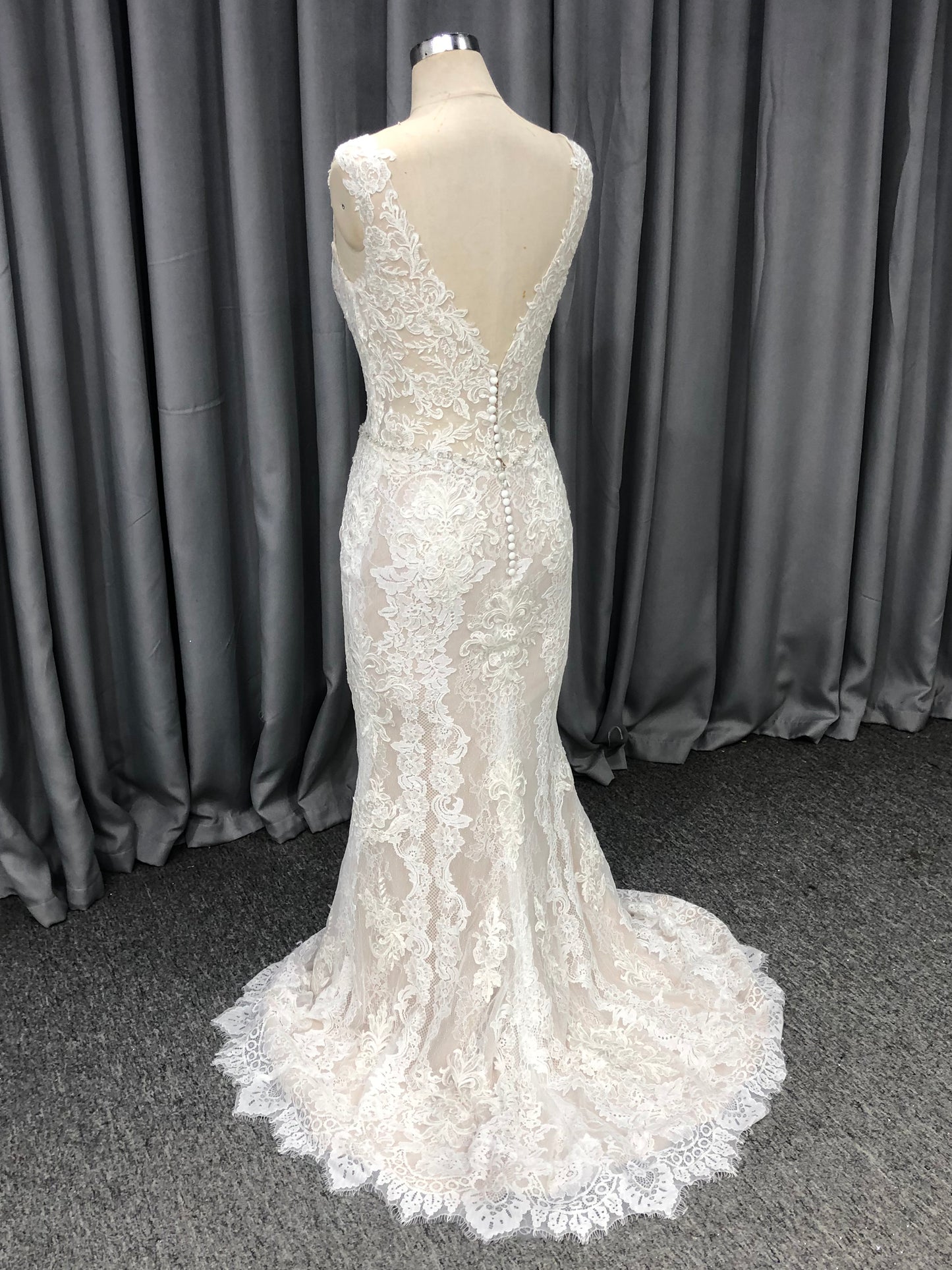 Mermaid V-neck Sweep Train Wedding Dresses With Lace