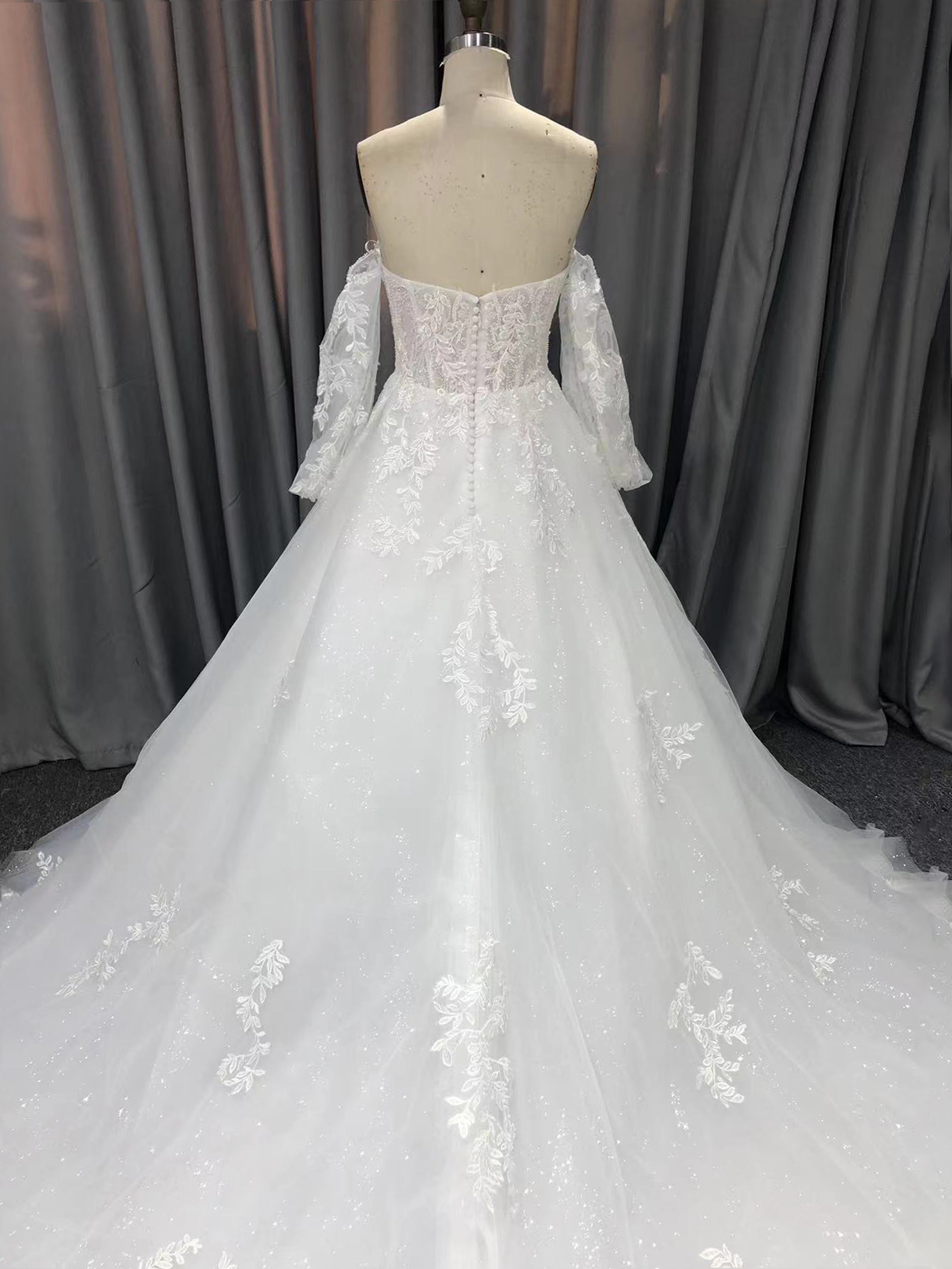 Sweetheart Court Train Long Sleeves Tulle Wedding Dresses With Lace