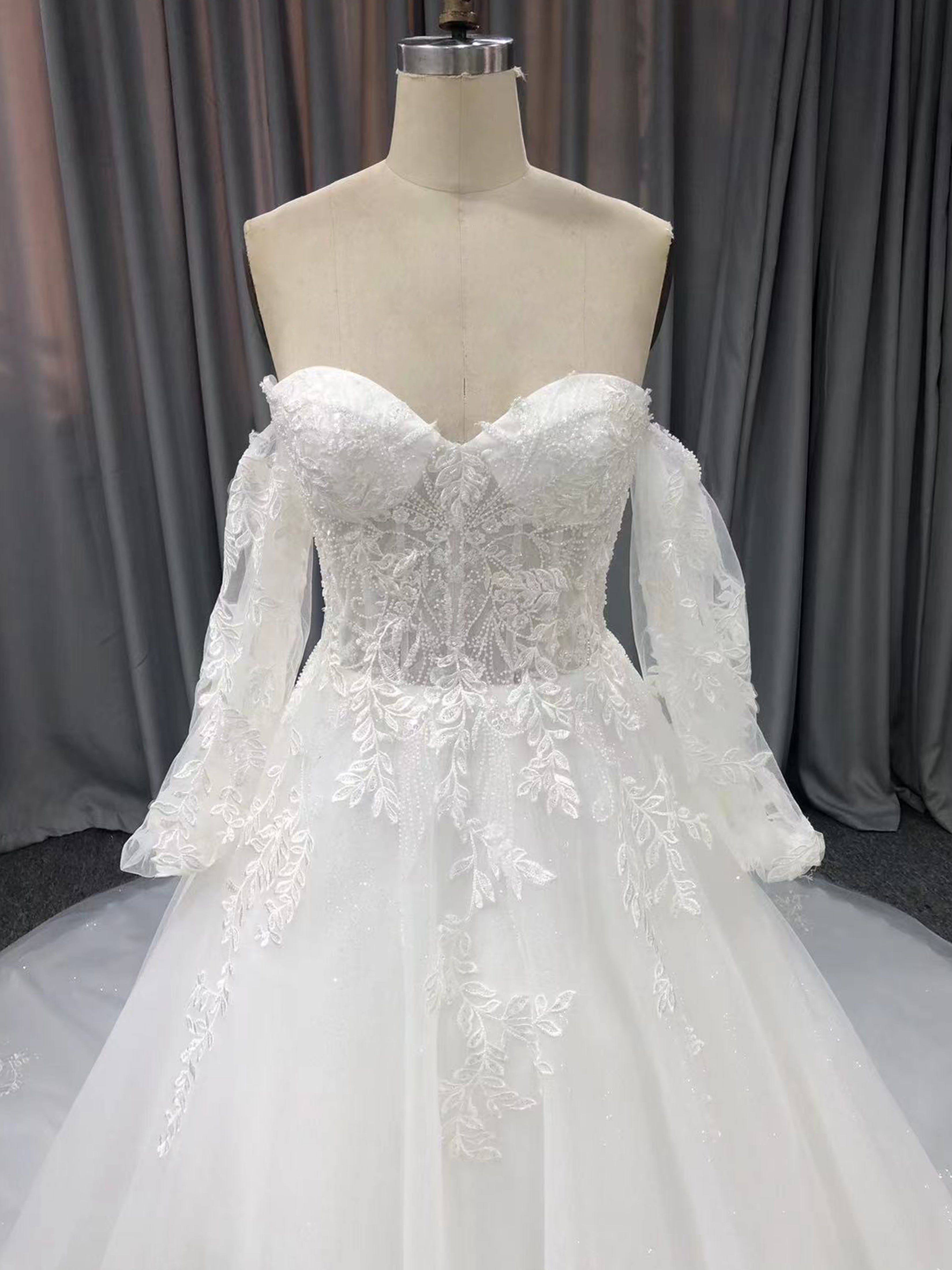 Sweetheart Court Train Long Sleeves Tulle Wedding Dresses With Lace