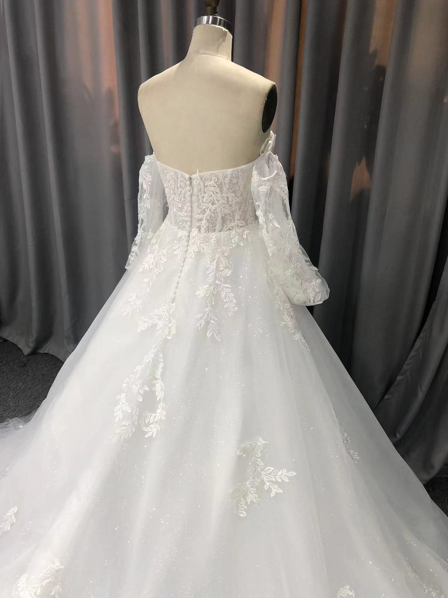 Sweetheart Court Train Long Sleeves Tulle Wedding Dresses With Lace