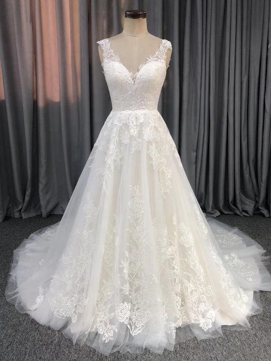 Charming V-neck Court Train Tulle Wedding Dresses With Lace