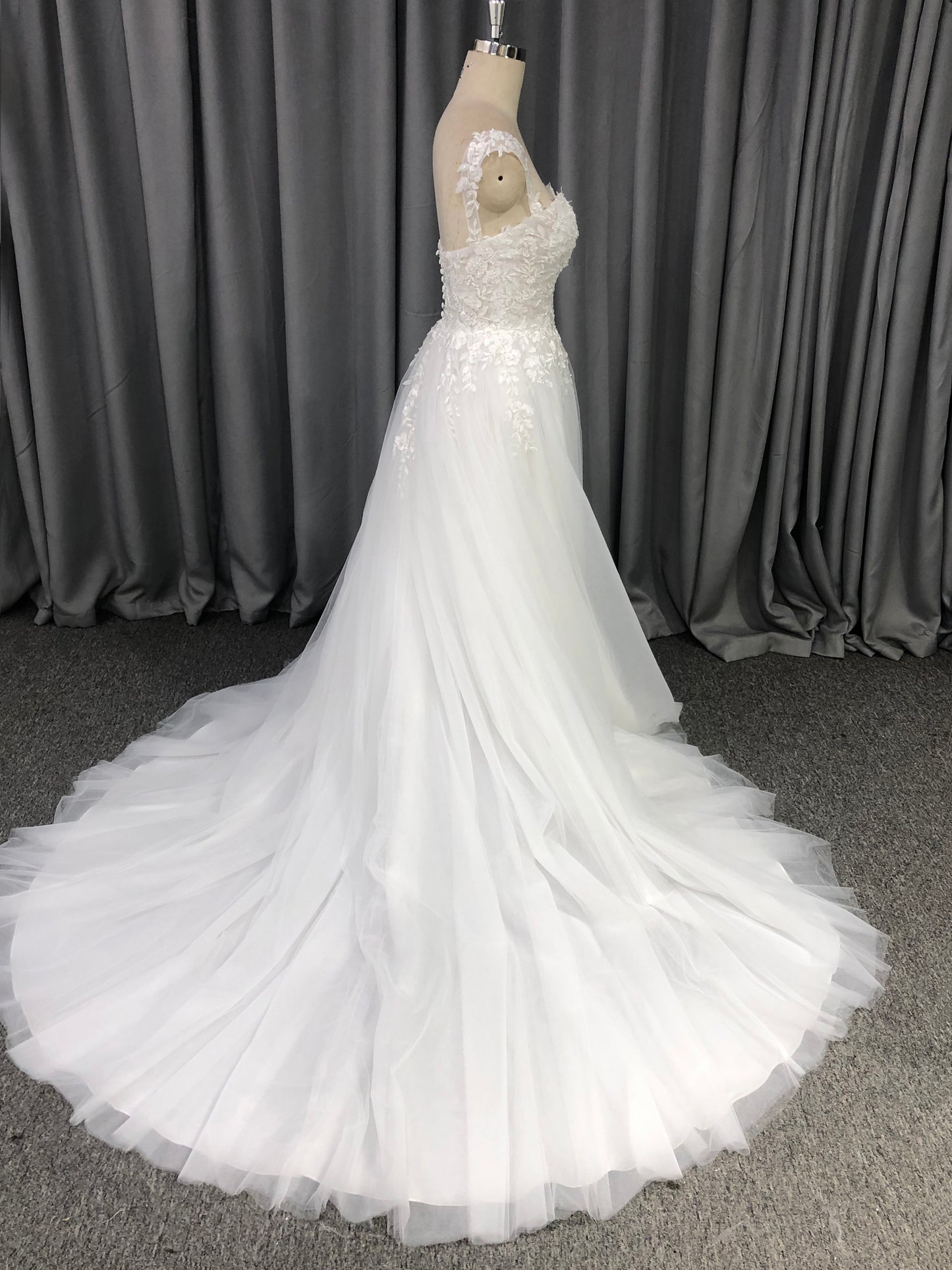 Sweetheart Court Train Tulle Wedding Dresses With Lace
