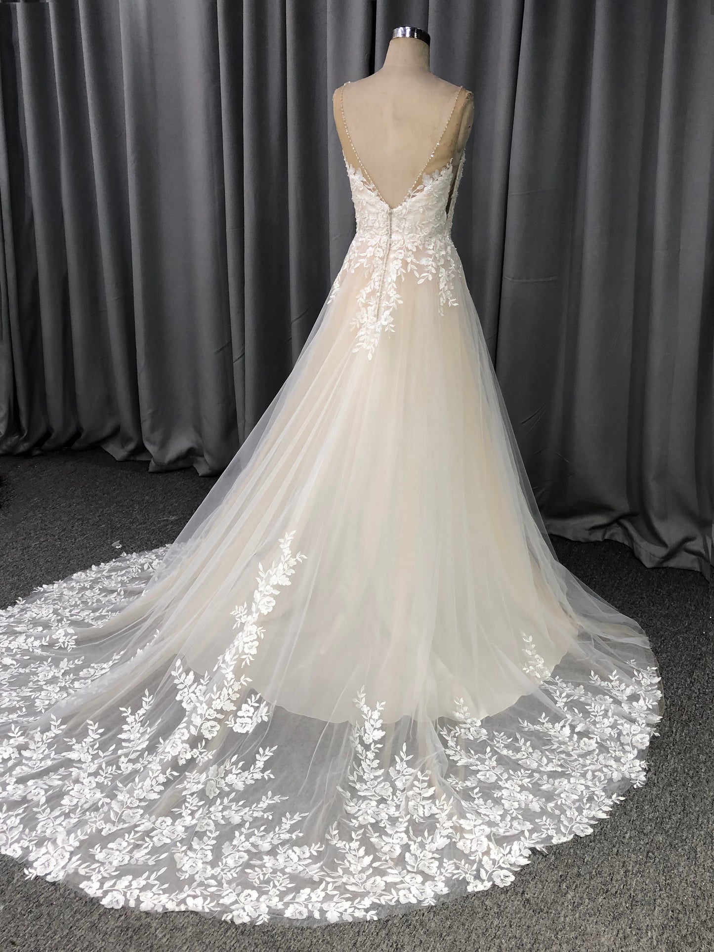 Charming V-neck Court Train Tulle Wedding Dresses With Lace