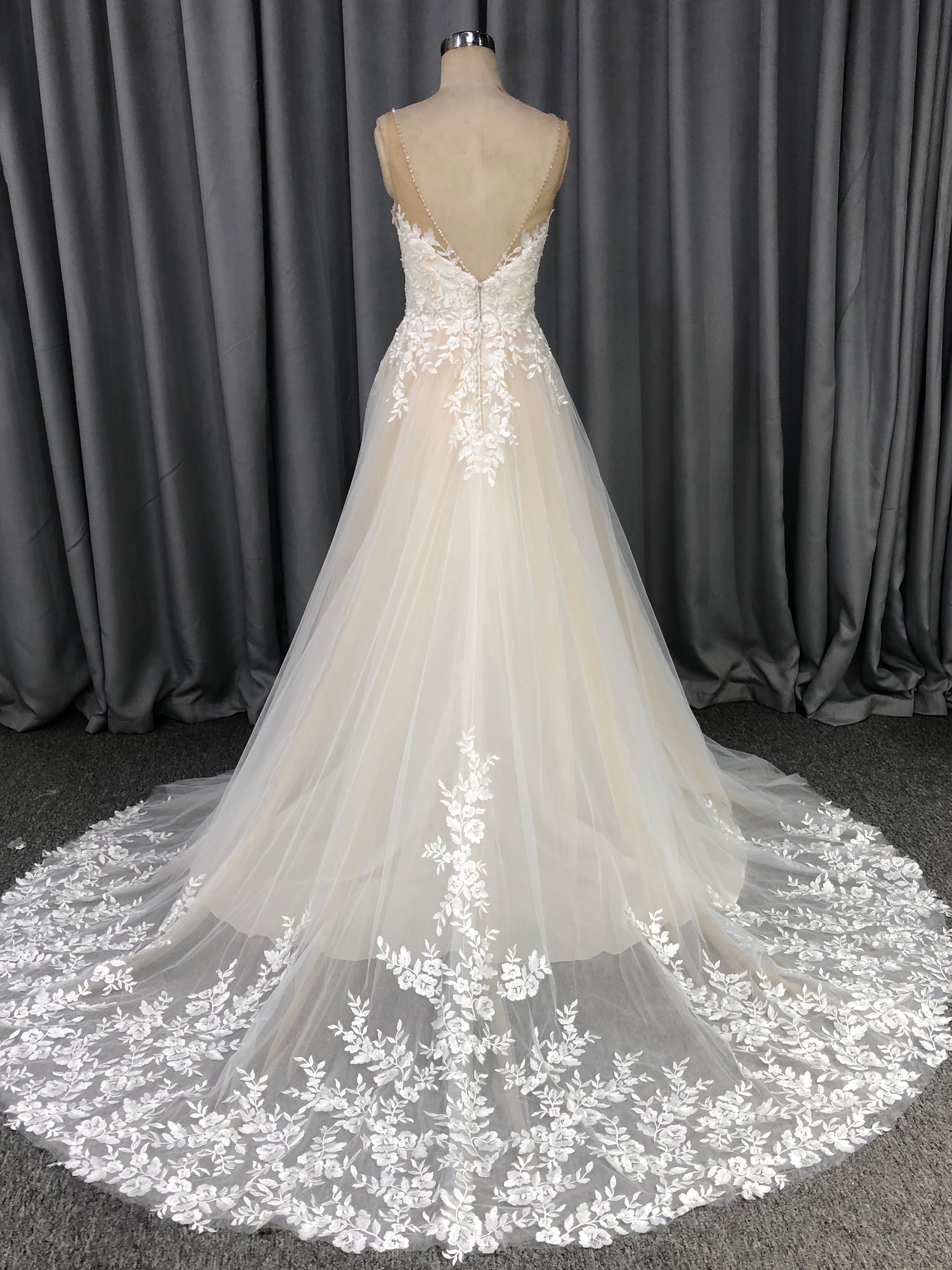 Charming V-neck Court Train Tulle Wedding Dresses With Lace