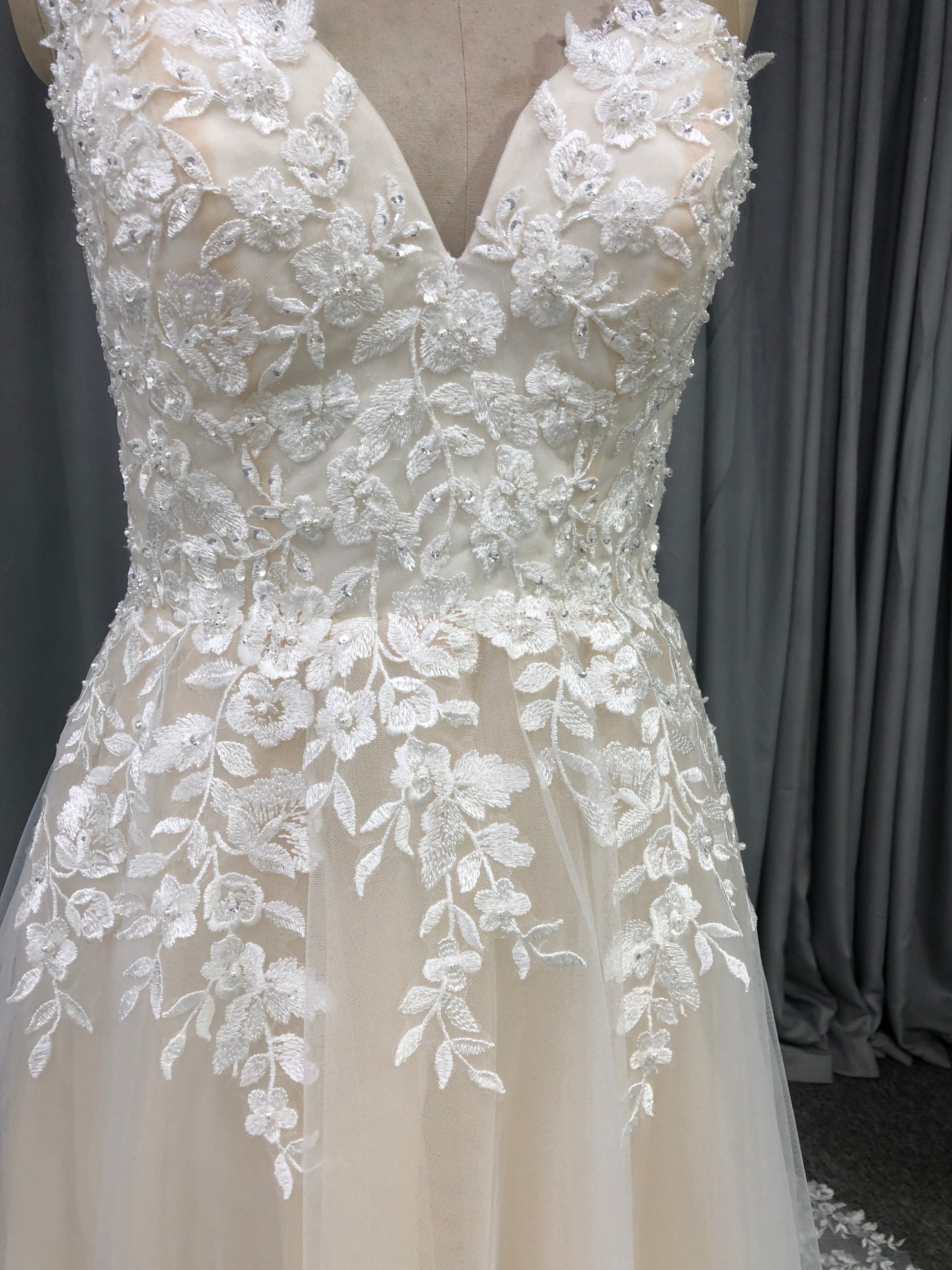 Charming V-neck Court Train Tulle Wedding Dresses With Lace