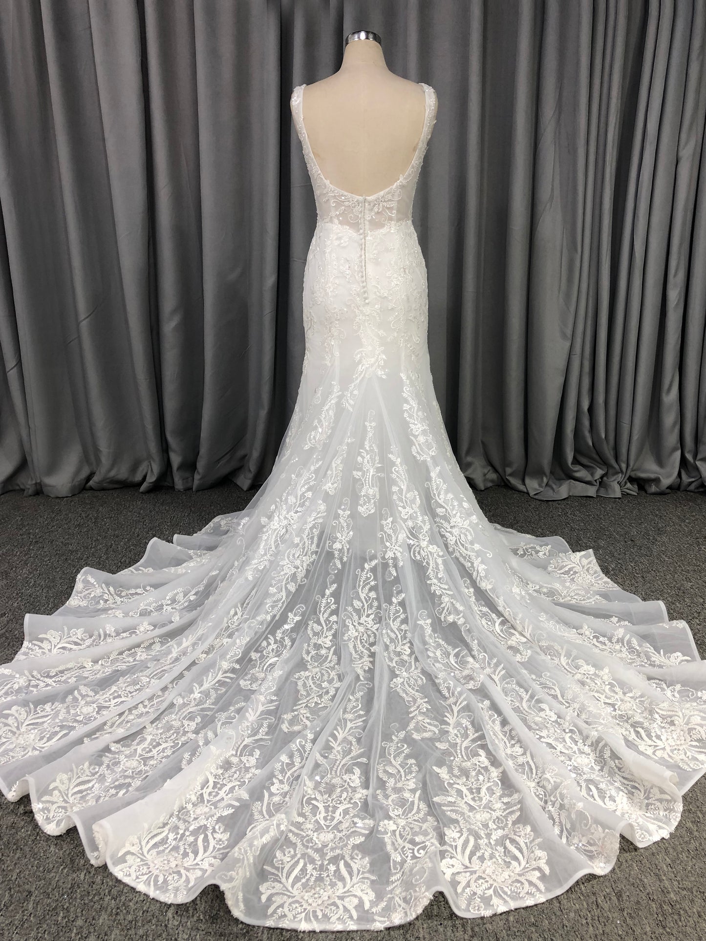 Elegant V-neck Court Train Sleeveless Beading Lace Wedding Dresses