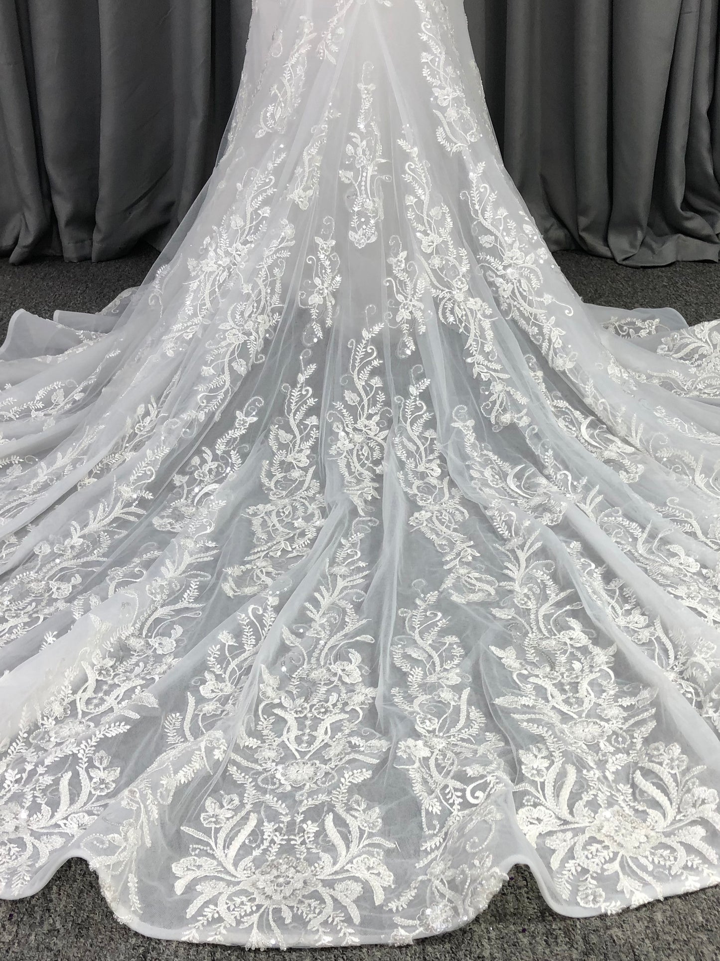 Elegant V-neck Court Train Sleeveless Beading Lace Wedding Dresses