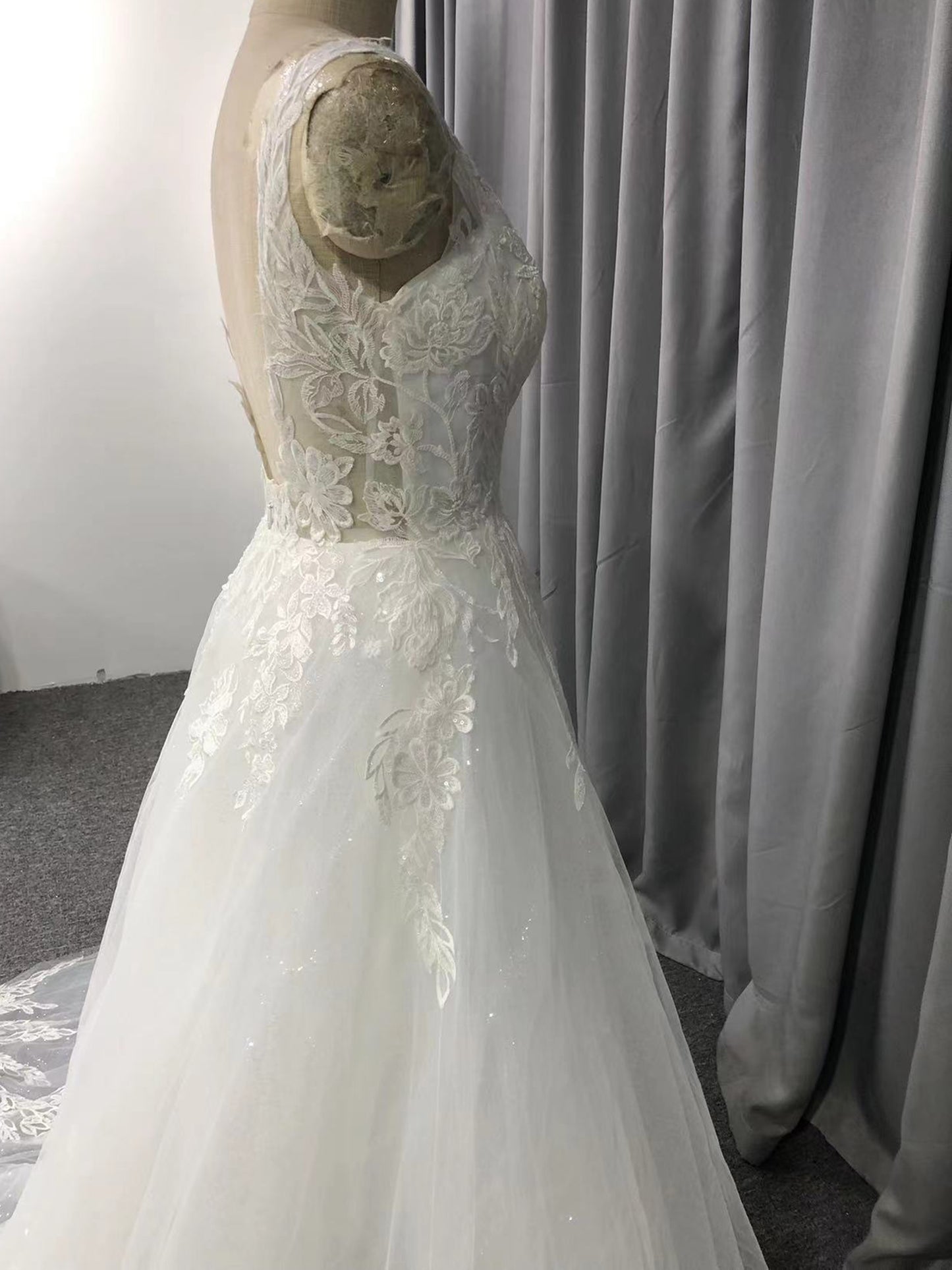 Elegant V-neck Court Train Sleeveless Tulle Wedding Dresses With Lace